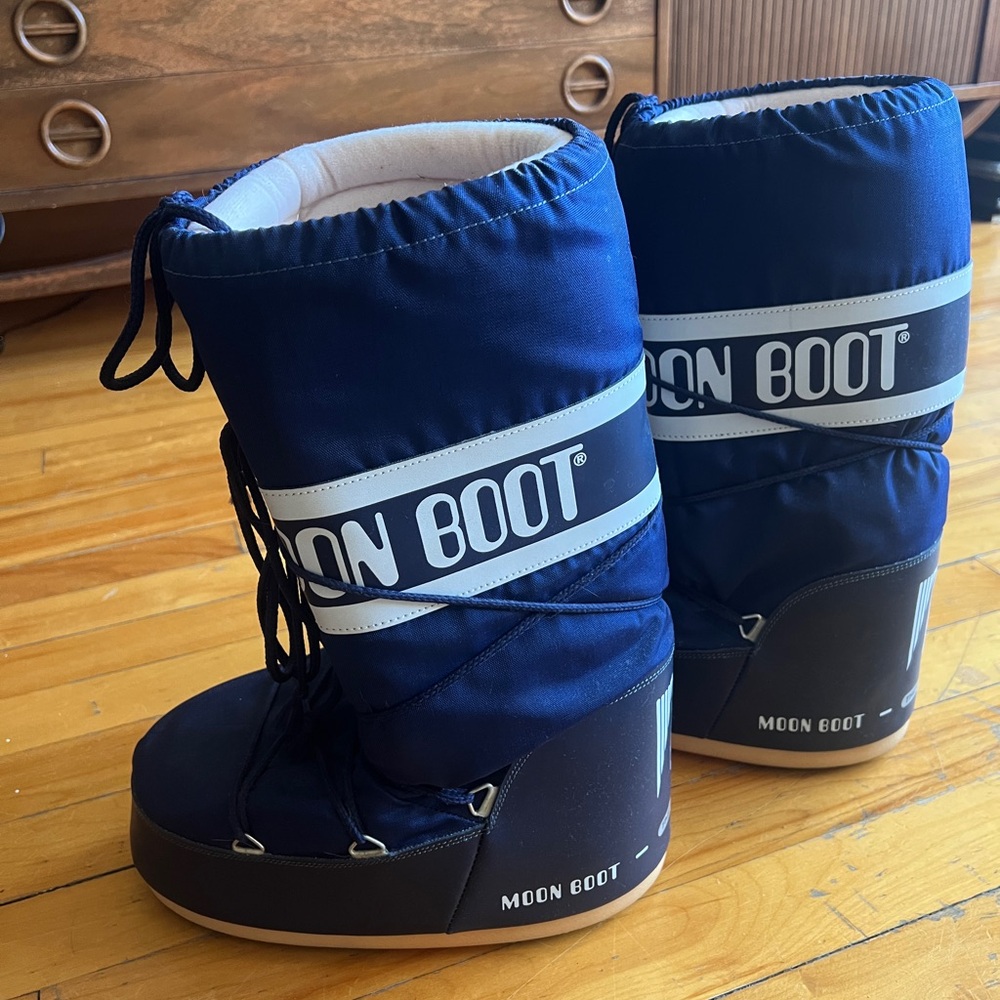 ON HOLD - Vintage Navy Moon Boots - size 10